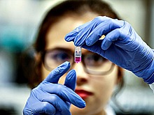 Первый вакцинируемый от COVID-19 рассказал об эффектах