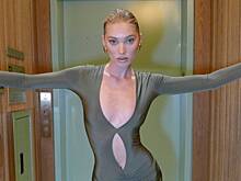 Бывший «ангел» Victoria's Secret снялась в облегающем платье без бюстгальтера