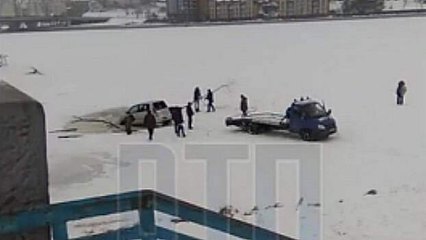 Спасение «утонувшей» в Воронежском водохранилище иномарки попало на видео