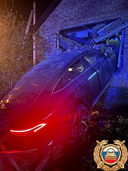 В селе Николаевка женщина-водитель за рулем Mersedes врезалась в дом