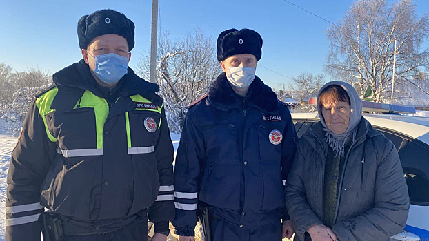 В Костромской области сотрудники полиции спасли семью из горящего дома