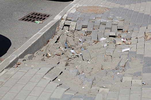 Подземные провалы, падающая штукатурка и глубокие ямы: изучаем прелести Троицкого проспекта