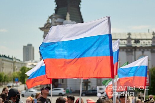 Минниханов поздравил жителей республики с Днем государственного флага России