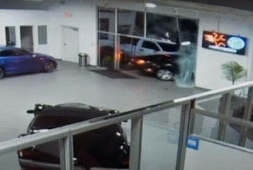 Видео: в США угонщики протаранили двери автосалона на Bentley Continental GT