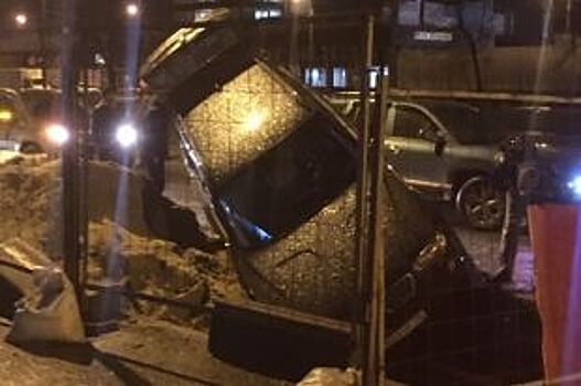 На Дальневосточном проспекте BMW провалился в вырытую яму
