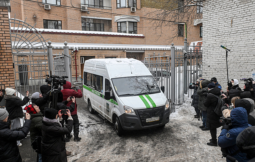 Автомобиль Федеральной службы судебных приставов выезжает с территории дома в Хамовническом районе Москвы, где находится квартира, которую певица Лариса Долина продала Полине Лурье
