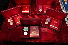 Сотрудникам и военнослужащим Росгвардии вручили государственные награды