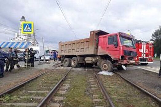 Грузовик снес трамвайную остановку в Челябинске