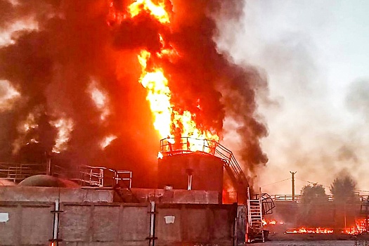 Режим повышенной готовности введен из-за пожара на базе ГСМ в Ростовской области