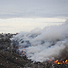 Дым до неба: в Николаевской области загорелся мусорный полигон