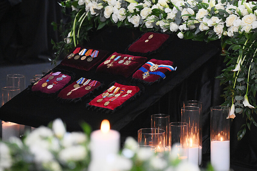 Награды народного артиста России Бедроса Киркорова, выставленные на церемонии прощания с ним в Большом траурном зале Троекуровского кладбища, 21 марта 2025 года