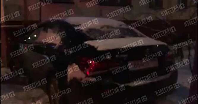 Пьяная девушка за рулем Mercedes влетела в жилой дом в Москве