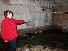 Волгоградцы больше 2 недель живут с затопленным подвалом