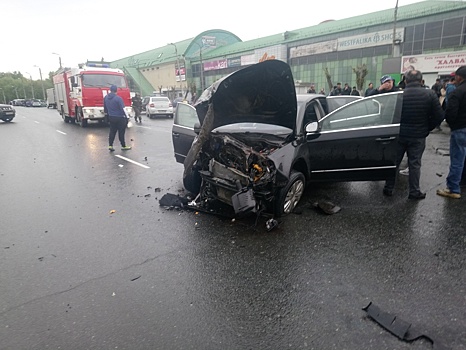 В Челябинске 4 человека пострадали после аварии с врезавшейся в остановку машиной