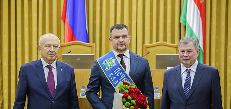 Максиму Акимову вручили регалии почетного гражданина Калужской области