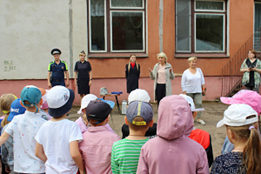 В Новгородской области полицейские и общественники провели профориентационный урок для воспитанников детского сада «Буратино»