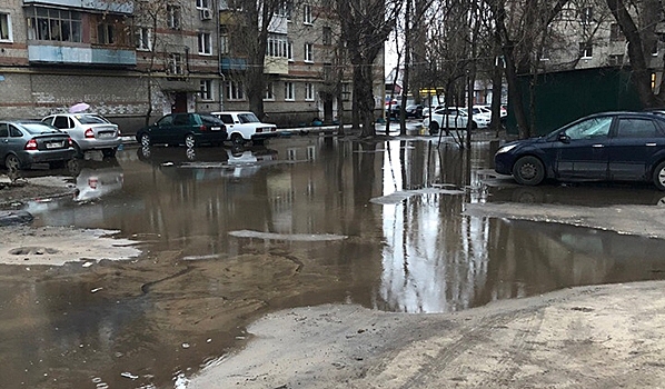 В Воронеже двор многоквартирного дома превратился в маленькую Венецию