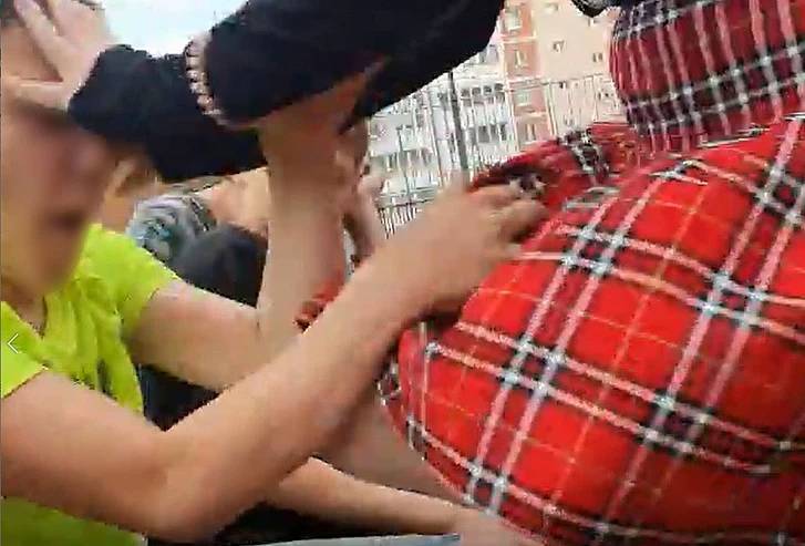 Российская старшеклассница с ноги разбила лицо мальчику и попала на видео