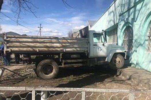 Под Волгоградом водитель самосвала скончался, врезавшись в забор