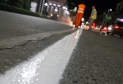 В Омске BMW снова ночью сбил дорожника, наносившего разметку