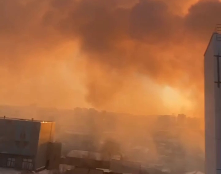 В Якутске произошел пожар на складе