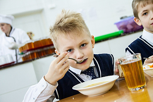 Горячие полдники для второй смены в школах Подмосковья могут заменить на обеды