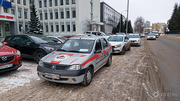 Спецавтомобиль Почты России грубо нарушил ПДД в центре Кемерова