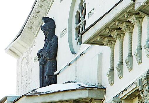 Одного из спящих рыцарей, охраняющих доходный дом, забрали для реставрации и не вернули