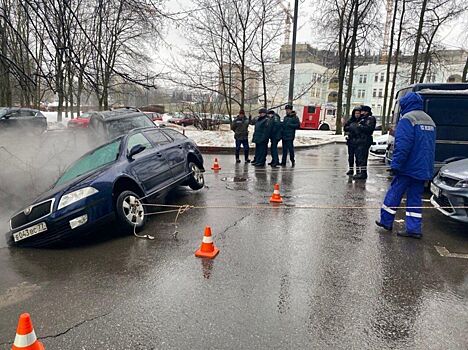 Два авто провалились под землю в Москве