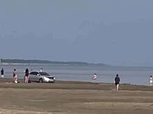 В Бурятии сняли, как водитель на большой скорости катался среди людей по пляжу