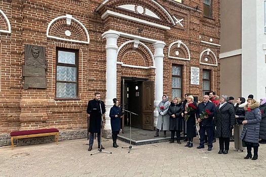 В Бугульме открыли мемориальную доску актеру Алексею Баталову