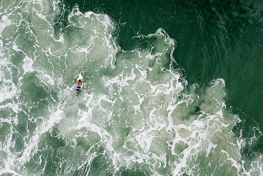 Серфер рядом с пляжем  Прайя Моль в Бразилии.