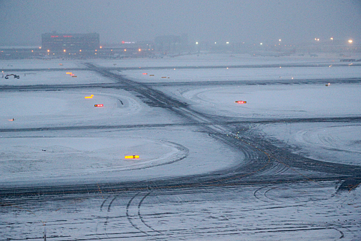 Самолет застрял в сугробе в московском аэропорту