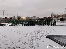 Исторический сквер частично перекрыт: в Екатеринбурге начали собирать главную елку