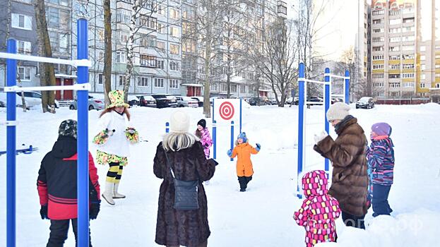 Морозная погода не испугала участников новогоднего праздника на ул. Псковской, 9, в Вологде