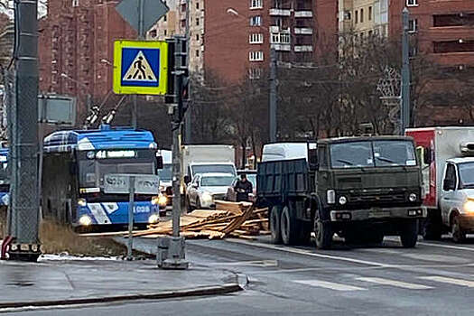 В Санкт-Петербурге "КамАЗ" завалил дорогу досками