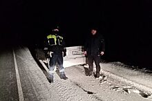 Автоинспекторы помогли замерзающим ночью на трассе ноябрьцам