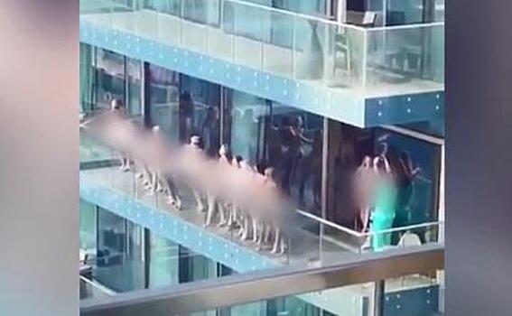 Подробности интимной фотосессии 40 девушек на балконе в Дубае