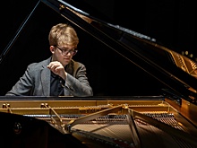 Пианист Пётр Акулов: "Вокруг нас океан живой музыки - творчество ИИ пока проигрывает"