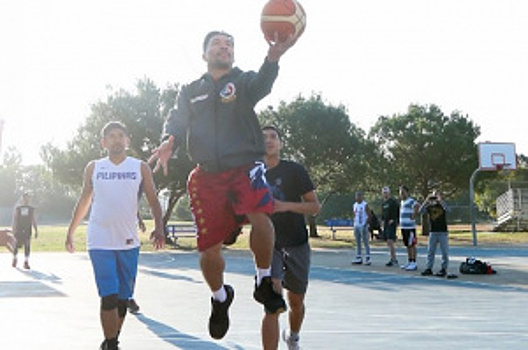 «Воздушный» Пакьяо развлекается на баскетбольной площадке в Лос-Анджелесе: фото