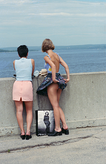 В 1965 году Мэри Куант представила коллекцию юбок и платьев нового фасона в Лондоне. Мини-юбка вызвала оглушительный успех. Во время прогулки со своими моделями по Бродвею модельер спровоцировала настоящий дорожный коллапс. 