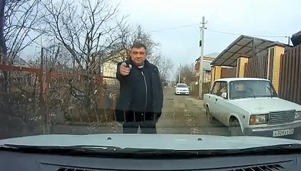 В Армавире мужчина угрожал водителю зажигалкой