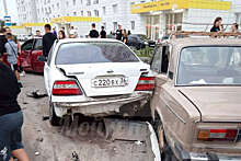 В Воронеже водитель BMW врезался в пять припаркованных автомобилей