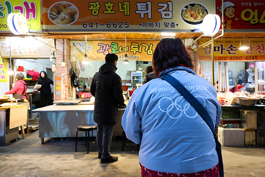 Южная Корея планировала закрыть рынки с собачьим мясом в период проведения Олимпиады, но не сделала этого. И хотя на Чунане не продается собачье мясо, его можно найти всего в 100 километрах от Пхенчхана на рынке Моран в Соннаме. Это крупнейший в стране рынок на открытом воздухе по торговле собачатиной