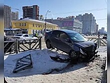 KIA в Екатеринбурге протаранила две машины и повисла на заборе у входа в метро