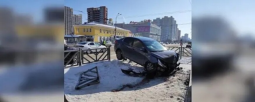 KIA в Екатеринбурге протаранила две машины и повисла на заборе у входа в метро