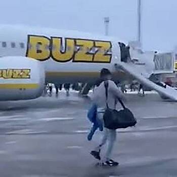 Эвакуация пассажиров из самолета по надувным трапам попала на видео