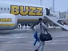 Эвакуация пассажиров из самолета по надувным трапам попала на видео