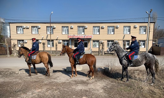 В Миллеровском районе конные дружины патрулируют места массового пребывания людей