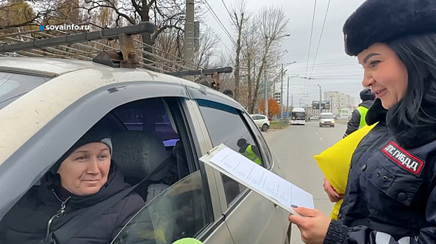 Сотрудники ГИБДД поздравили самарских водителей с Днем автомобилиста и вручили памятные подарки